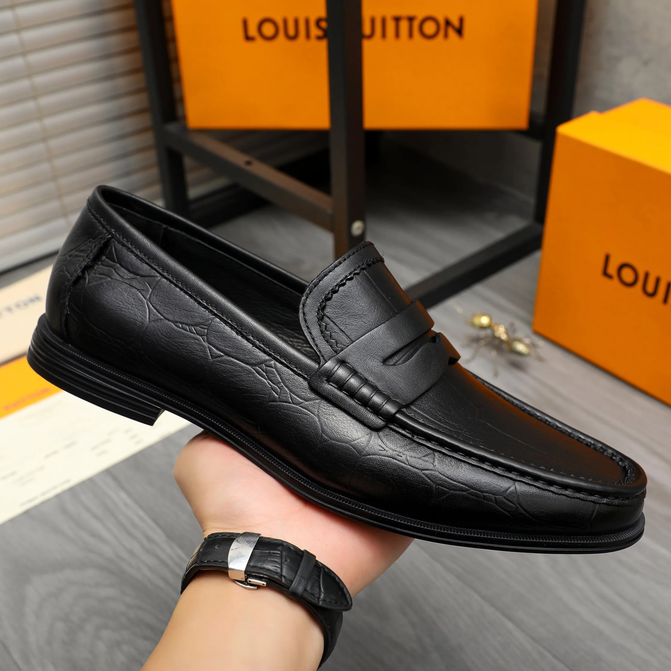 Men's shoes 💰p442 Product trademark: LV (Louis Vuitton) business casual slip-on leather shoes. Regular size: 38-46 (45.46 custom-made, non-returnable) Product materials: Selected high-quality stone grain cowhide upper, cowhide lining, rubber outsole